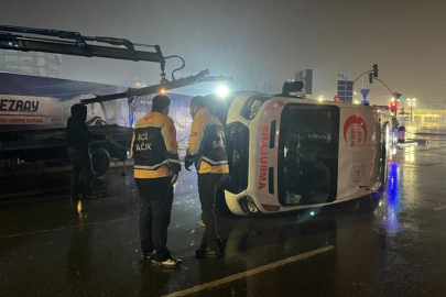 Hasta taşıyan ambulans devrildi: 6 yaralı