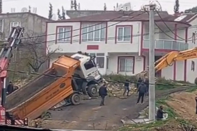 Kocaeli'de yük boşaltan kamyon askıda kaldı