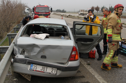 Manisa'da kontrolden çıkan otomobil refüje ve bariyerlere çarptı: 1 ölü, 1 yaralı