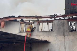 Manisa Kula'da 2 katlı ev yandı