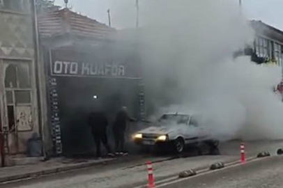 Kırşehir'de seyir halindeki otomobil yandı, esnaf yardıma koştu