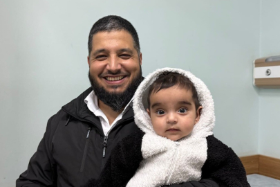 Hakkari'de boğazına cisim kaçan çocuğu 'Heimlich' manevrasıyla kurtardı