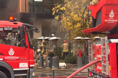 İstanbul Bağdat Caddesi'nde çatı katında çıkan yangın büyüdü, 2 bloklu bina küle döndü