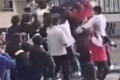 İzmir'de öğrenciler birbirine girdi: Sokak boks ringine döndü