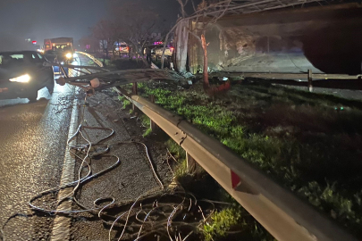 Antalya’da EDS direğine çarpan tır devrildi: 2 yaralı