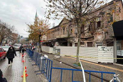 Balıkesir Edremit'teki tarihi bina yağışlara dayanamadı