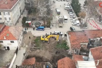 Bursa'da inşaat için kazılan temelden tarihi kalıntı çıktı!