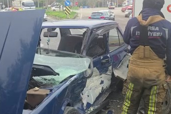 Bursa'da kamyonet ters yönden gelen otomobile çarptı