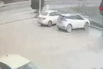 Bursa'da tır ile karavan çarpıştı: kadın sürücü yaralandı