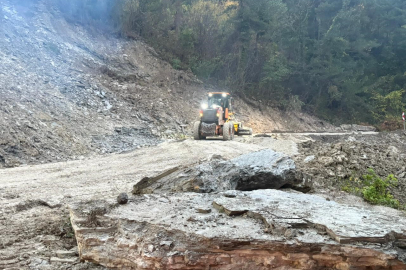 Kastamonu’da heyelan sebebiyle kapanan yol ulaşıma açıldı