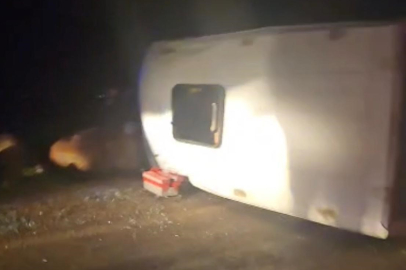 Diyarbakır'da inşaat işçilerini taşıyan minibüs devrildi: 16 yaralı