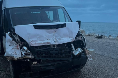 Kastamonu'da kamyona çarpan servis aracındaki 3 öğrenci yaralandı