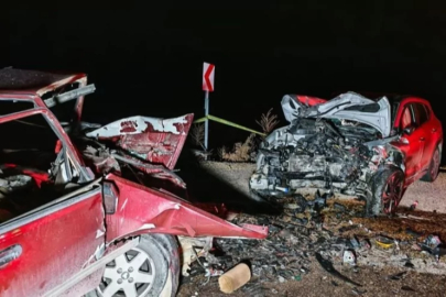 Manisa'da 2 otomobil çarpıştı: 3 kişi hayatını kaybetti