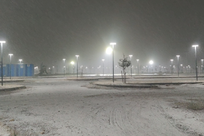 Van’da beklenen kar geldi: Kent merkezi beyaza büründü