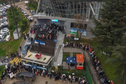 Bursa'da Uludağ’a teleferikle çıkmak isteyenler kuyruk oluşturdu!