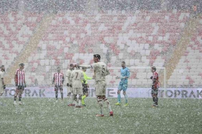 Sivasspor-Bandırmaspor maçına kar damga vurdu
