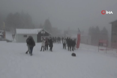 Bursa'nın zirvesi Uludağ'da pistler günübirlikçilerle doldu taştı! Kar kalınlığı 25 santimetre...