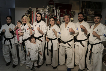 Bursalı sporcu ailenin "beşikte başlayan" karate sevgisi