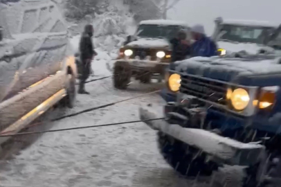 Düzce'de şarampole kayan minibüsü, off-road araçları kurtardı