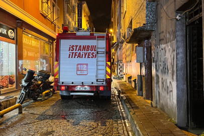 İstanbul Fatih’te otoparkta çıkan yangın binaya sıçradı: O anlar kamerada