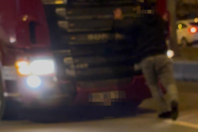 Kayseri'de tırın önüne atladı, trafiği kilitledi