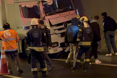 Kocaeli otomobil, duvarla tır arasında sıkıştı: TEM'de ulaşım aksadı