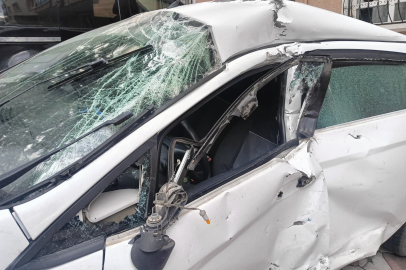 Ankara'da sürücüsünün kontrolünü kaybettiği tır park halindeki 4 otomobile çarptı