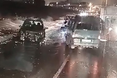 Batman’da buz pistine dönen yolda 2 araç çarpıştı