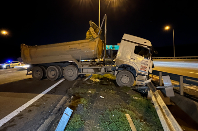 İstanbul Başakşehir’de hafriyat kamyonu bariyere girdi: 1 ağır yaralı