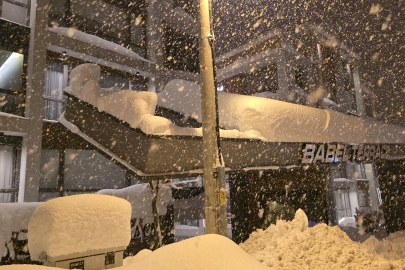 Karabük'te kar yükünü taşıyamayan site giriş tacında yıkılma tehlikesi