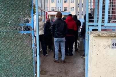 Okul bahçesinde korku dolu anlar! Silahla rehin aldı...