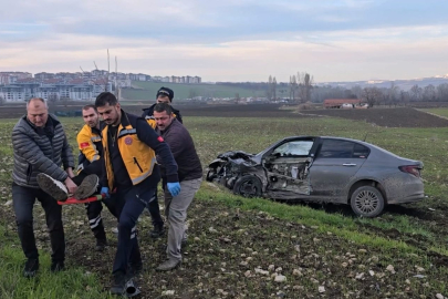 Bursa'da çarpışan 2 otomobilden biri tarlaya uçtu: 2 yaralı
