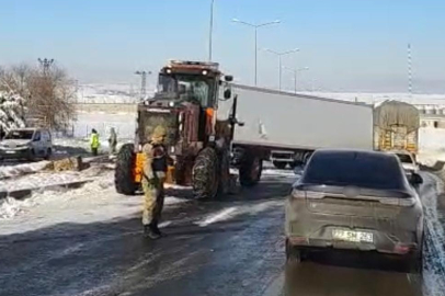Diyarbakır’da buzlanma nedeniyle tır yoldan çıktı