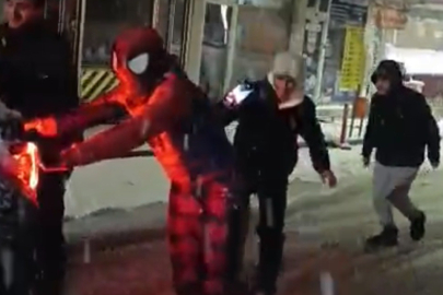 Diyarbakır’da tır devrildi, yol ulaşıma kapandı