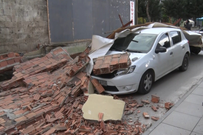 İstanbul Maltepe'de inşaatın istinat duvarı arabanın üzerine yıkıldı