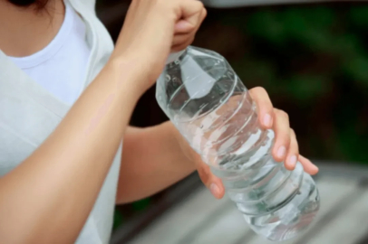 Şişe su tüketenler dikkat: Yılda 90 bin fazladan mikroplastik yutuyor olabilirsiniz