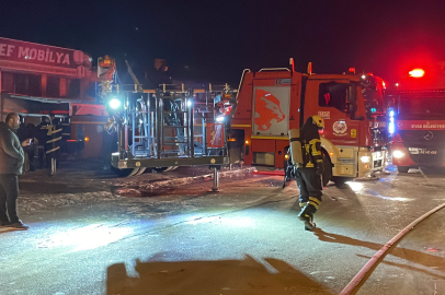 Sivas'ta mobilya imalathanesinde çıkan yangın paniğe neden oldu