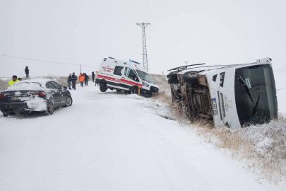 Adana'da işçi servisi devrildi, yardıma giden ambulans kara saplandı