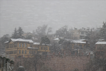 Bursa'nın merkezi kara kavuştu! Lapa lapa yağdı