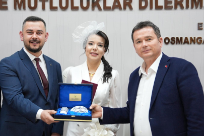 Bursa Osmangazi Belediye Başkanı Erkan Aydın yılın son nikahını kıydı