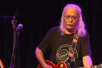 Cahit Berkay aracıyla restorana daldı