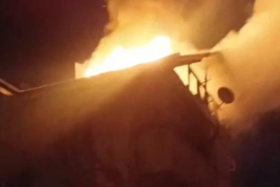 Düzce’de 3 katlı binanın çatısı alev alev yandı