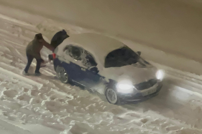 Elazığ'da yolda kalan araçları el birliğiyle çıkardılar