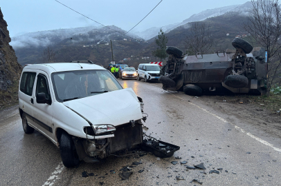 Ordu'da ticari araçla çarpışan askeri araç devrildi