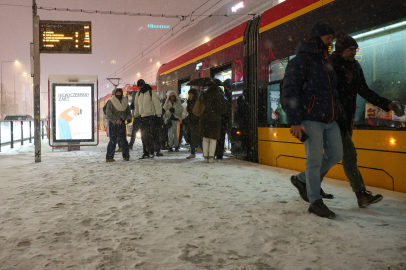 Polonya'da kar esareti: Yüzlerce araç yollarda kaldı