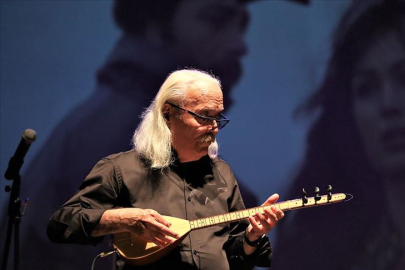 Sanatçı Cahit Berkay kullandığı araçla restorana daldı