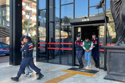 Antalya Alanya'da görevli polislerin üzerine motosiklet sürdüler