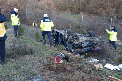 Balıkesir'de şarampole devrilen otomobildeki 1 kişi öldü, 2 kişi yaralandı