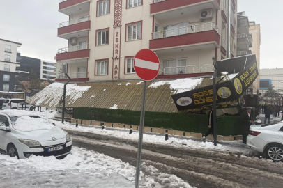 Batman’da kar nedeniyle iş yerlerin sundurması çöktü