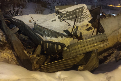 Batman Sason'da yoğun kar yağışı nedeniyle iş yerinin çatısı çöktü